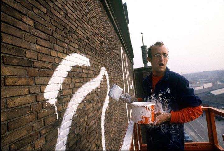 Keith Haring pintando el mural en 1986. Imagen: Juxtapoz