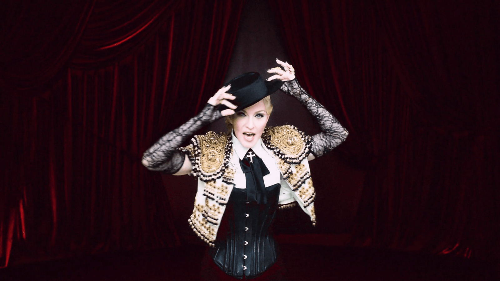 Madonna en el video "Living For Love".