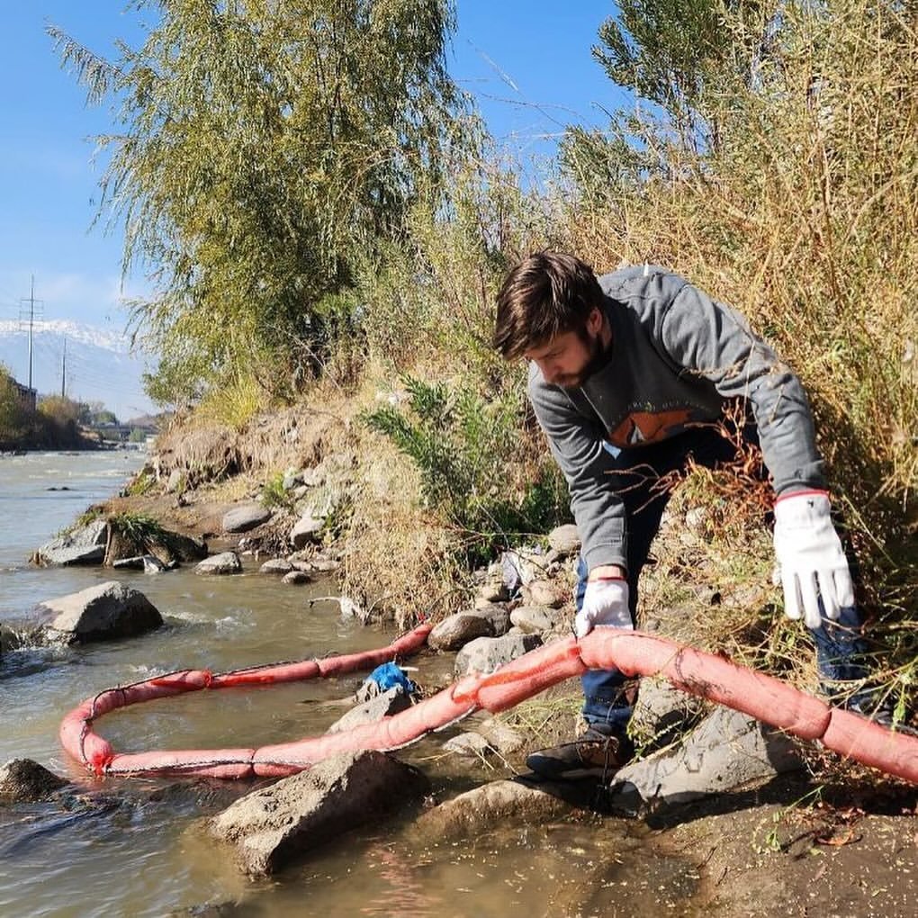 Así se utiliza el pelo humano en Chile para limpiar hidrocarburos del agua de los mares y ríos