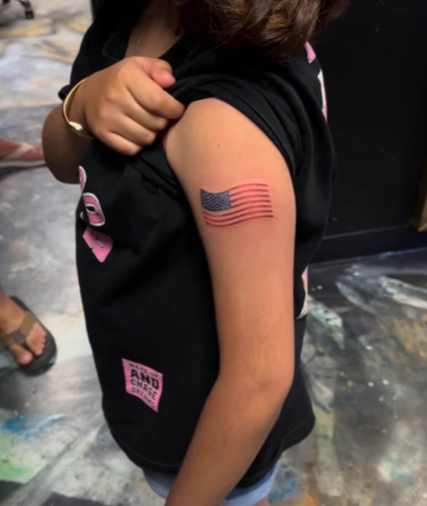 Una niña de 9 años quería un tatuaje de Trump, pero un artista la convenció de tatuarse una bandera, y ahora, se defiende ante las críticas